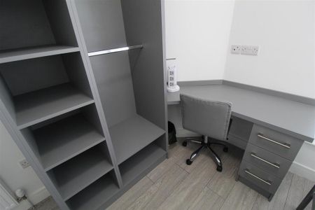 1 bedroom in a house share to rent - Photo 2