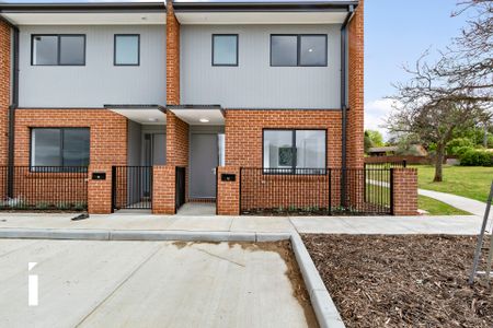 1-2/110 Livingston Avenue, Kambah - Photo 2