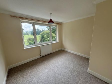 4 bedroom semi-detached house to rent - Photo 4