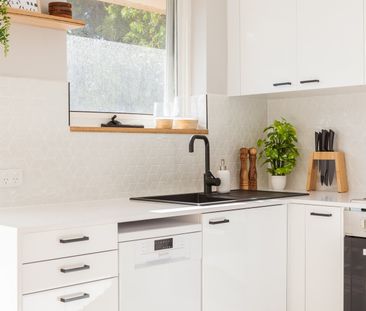 Easy living, close to all amenities - Photo 4