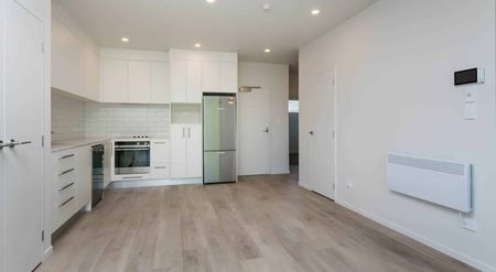 Modern top floor 3 bedroom apartment - Photo 3