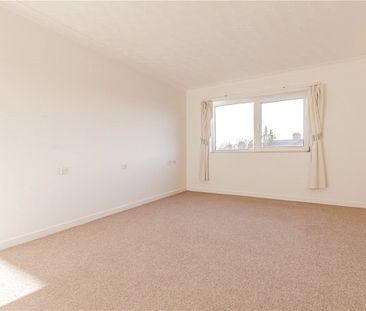 A second floor spacious and light apartment situated close to the c... - Photo 2
