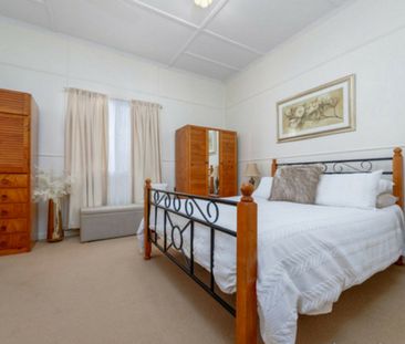 SPACIOUS FAMILY LIVING WITH CHARACTER & HUGE BACKYARD IN WALKERVALE - Photo 4