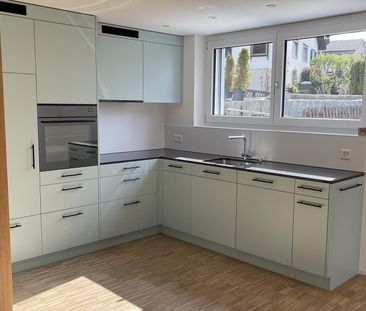 Sonnige neuwertige 2.5 Zimmer Wohnung mit Balkon - Photo 2