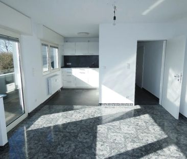 Modernisierte 2-Zimmer-Dachgeschoss-Wohnung mit Einbauküche und Balkon - Photo 1