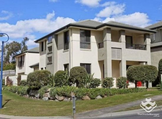 Spacious 4-Bedroom Home + Separate Studio in location - Photo 1