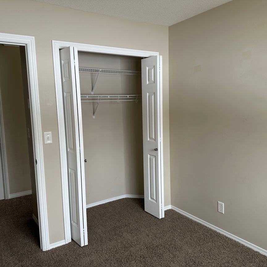 Spacious 2 Bed Apartment + Covered Parking included - Pet Friendly - Photo 1