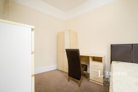 3 bedroom flat to rent - Photo 3