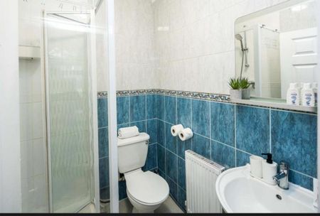 1 bedroom in a house share to rent - Photo 4