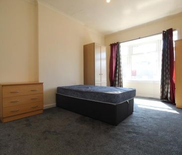 3 bedroom flat to rent - Photo 4
