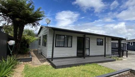 Private & Sunny 2 Bedroom Cottage Close to The Base - Photo 4