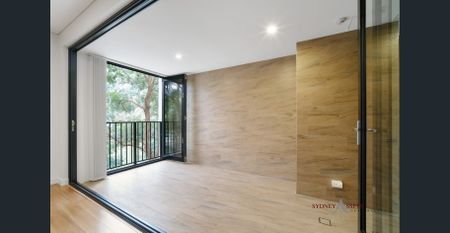 Bright Stylish Spacious 1 Bedroom + Large Loggia/Study Apartment in a Convenient Location - Photo 2