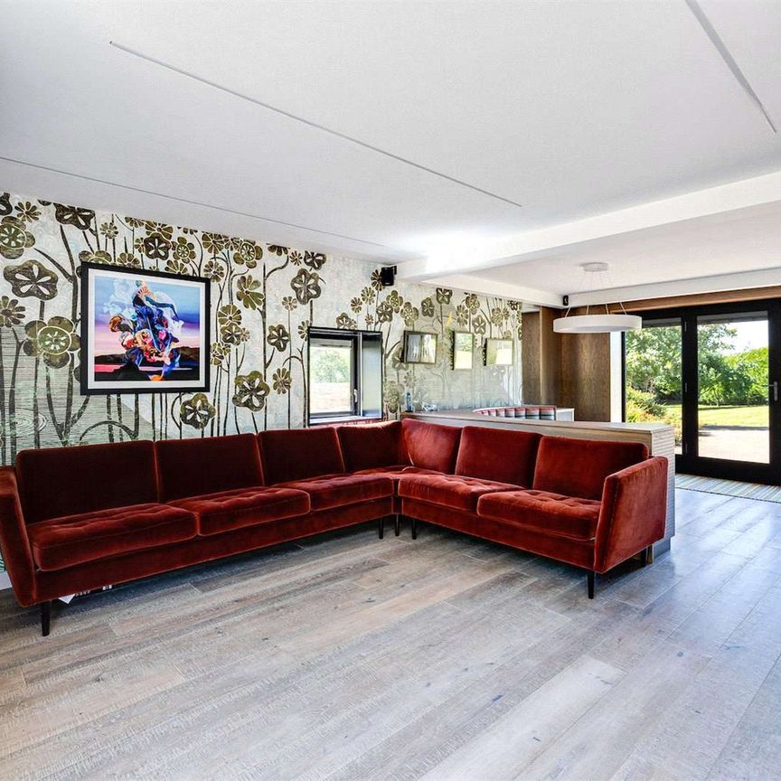 A charming country home with far reaching views and equestrian facilities, situated in about 7.6 acres. - Photo 1