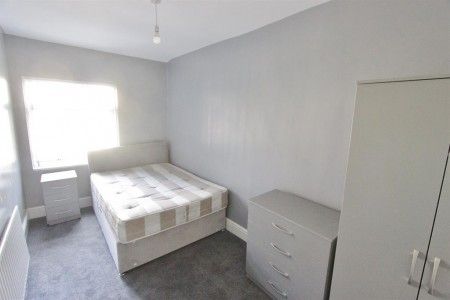 6 bedroom House To Rent - Photo 4