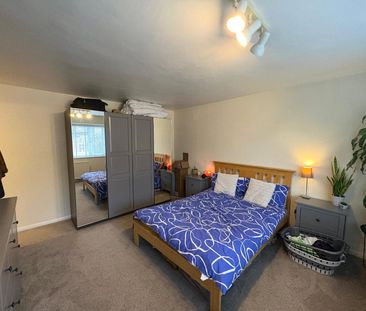 Orchard House, Lambourne Way, Tongham, Surrey, GU10 - Photo 5