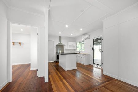 FRESHLY RENOVATED HOME IN A PRIME HOLLAND PARK LOCATION - Photo 4