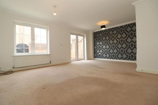 4 bedroom end of terrace house to rent - Photo 1