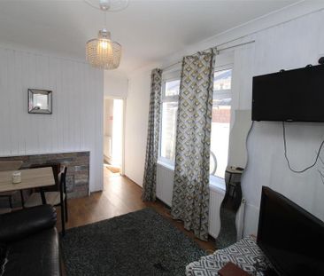 6 bedroom house to rent - Photo 1