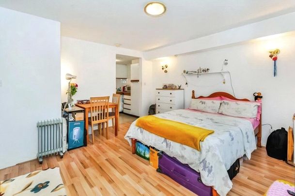 Badger Close, Feltham, TW13 7HA - Photo 1