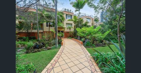 Elegant courtyard apartment in enviable location - Photo 3