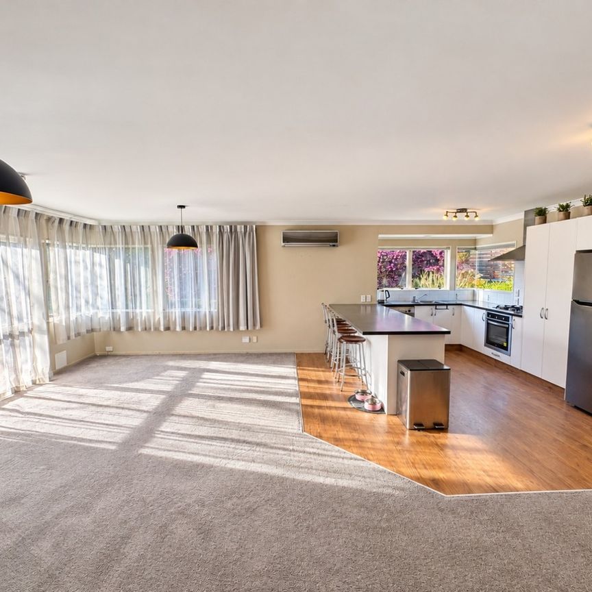 Convenient, Comfortable and Cosy - Photo 1