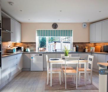 1 bedroom in a house share to rent - Photo 6