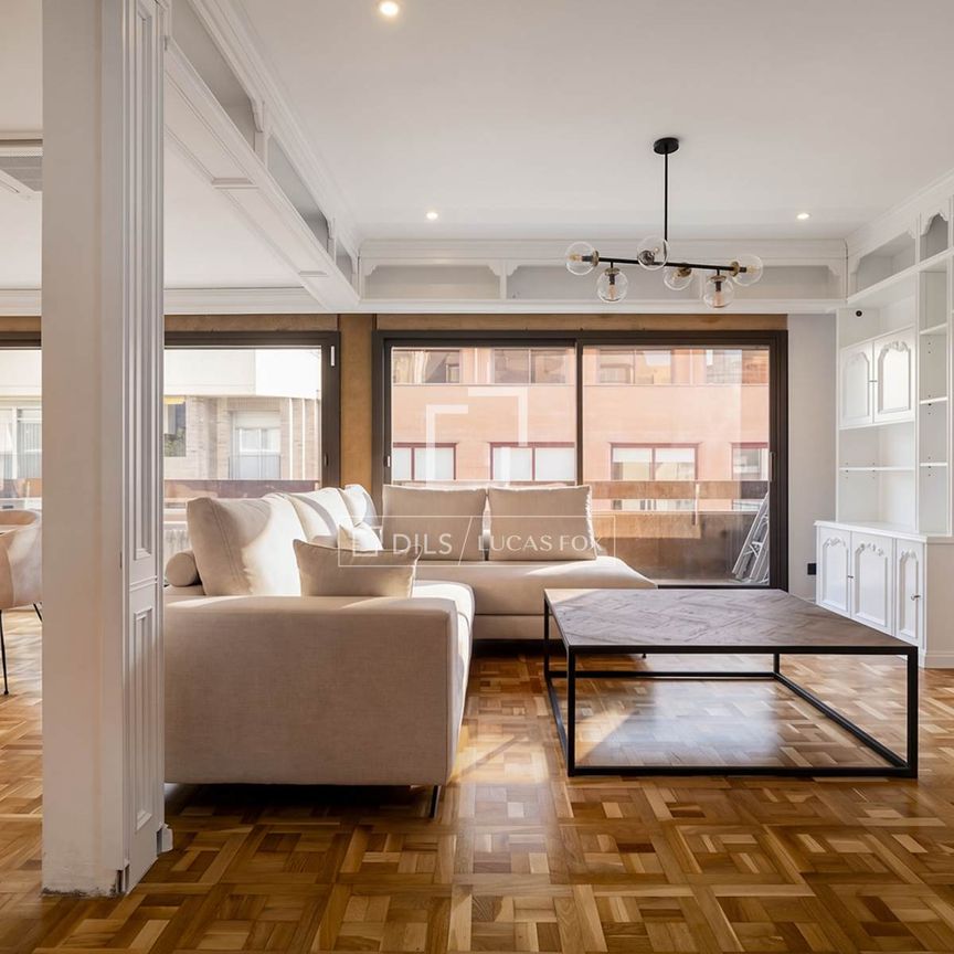 Fantastic high-floor, bright apartment with a terrace, four bedrooms, and two parking spaces included, available for long-term rental in Turó Park, Barcelona. - Photo 1