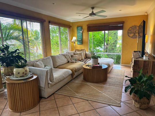 Helensvale - Photo 1