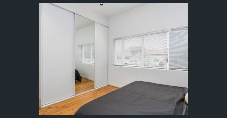 Modern 3B home in Findon, SA - Photo 2