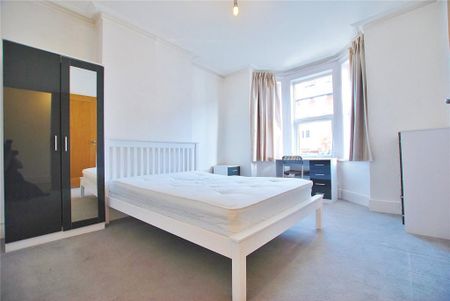 5 bedroom end of terrace house to rent - Photo 3