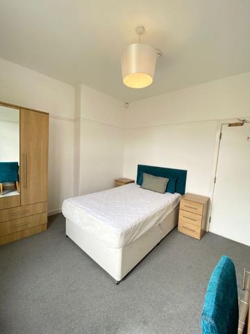 3 bedroom flat to rent - Photo 2