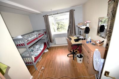 2 bedroom Flat in Whincover Drive, Leeds - Photo 1