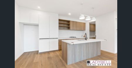 Multi-level with sensational city views - Photo 3