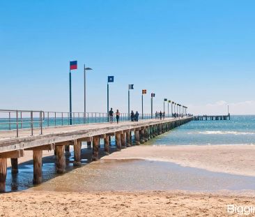 “Comfort and Convenience in Prime Frankston Location” - Photo 1