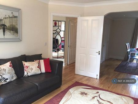 4 bedroom semi-detached house to rent - Photo 2