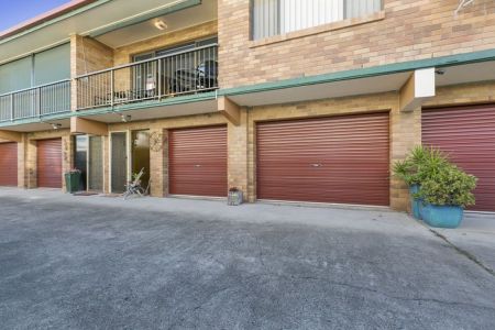 THREE BEDROOM TOWNHOUSE IN SOUGHT AFTER LOCATION - Photo 4