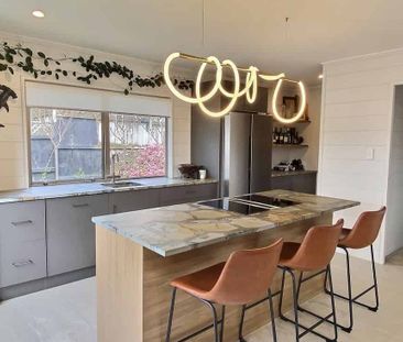 Charming Devonport Villa with Garden - Photo 4