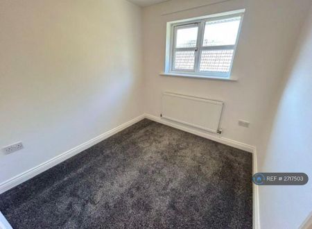 3 bedroom flat to rent - Photo 4