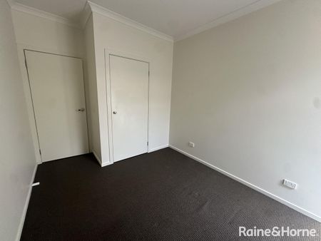 10 Mustang Lane, Thomastown, VIC 3074 - Photo 5