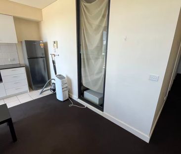 Furnished 2-Bedroom Apartment in Prime Melbourne CBD Location - Photo 5