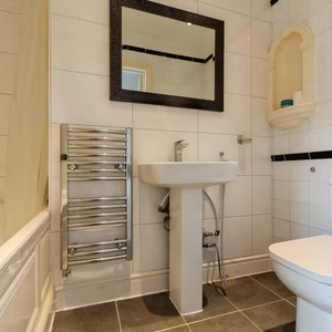 1 bedroom in a house share to rent - Photo 2