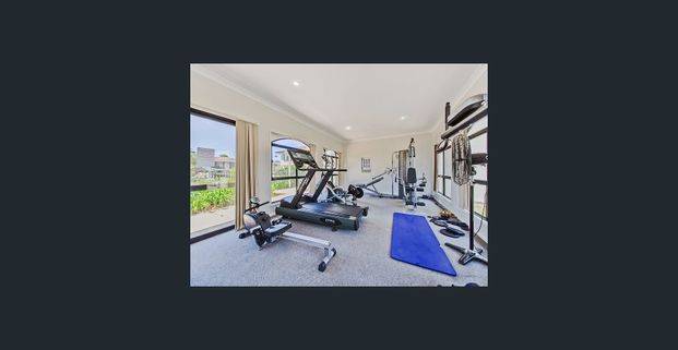 Resort style, 2-stories Townhouse in Carindale - Photo 1