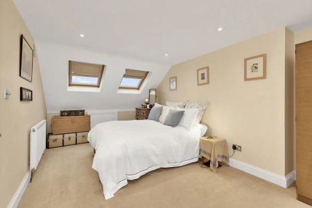 3 bedroom flat in London - Photo 3