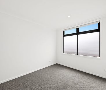 Spacious 4-Bedroom Townhouse - Photo 2