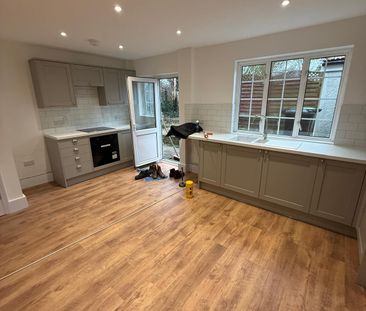 Bright, freshly refurbished 2-bedroom end terrace - Photo 5