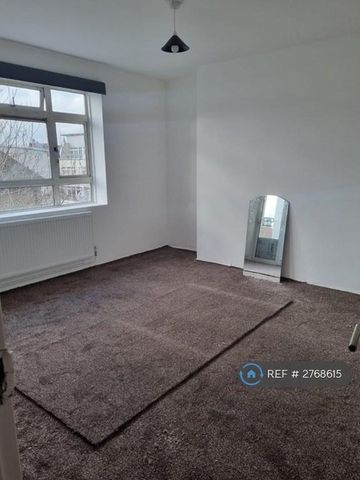 3 bedroom flat to rent - Photo 4