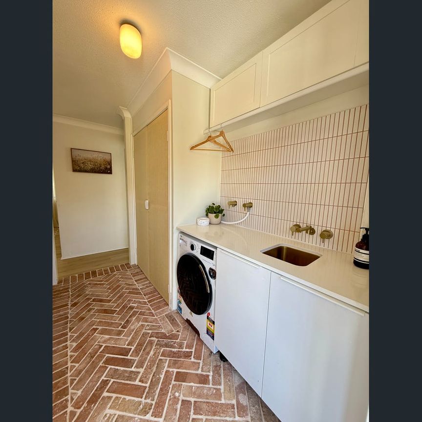 Stylish Two Bedroom Unit Recently Renovated! - Photo 1