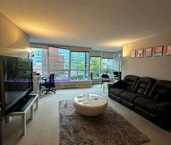 One bedroom in a share apartment Metrotown - Photo 2