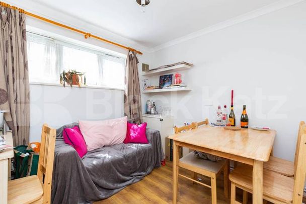 spacious 2 double bedroom 1 bath property close to tube and amenities - Photo 1