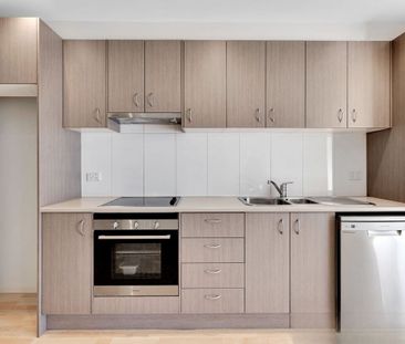 Classic 2Br Townhouse in Maribyrnong! - Photo 3